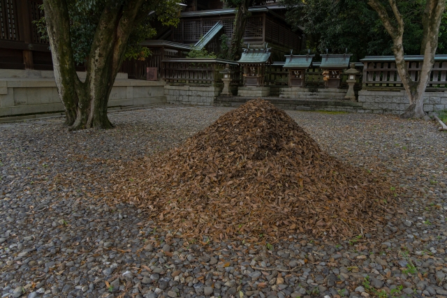 砂利の上に集められた落ち葉