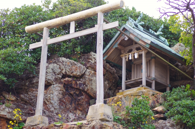 出雲大社・弁天島、小さな社と鳥居の写真