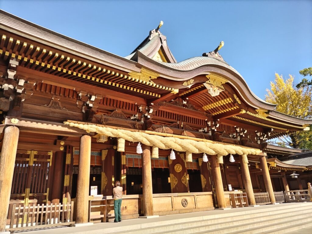 寒川神社のご本殿を近くから仰ぐ。